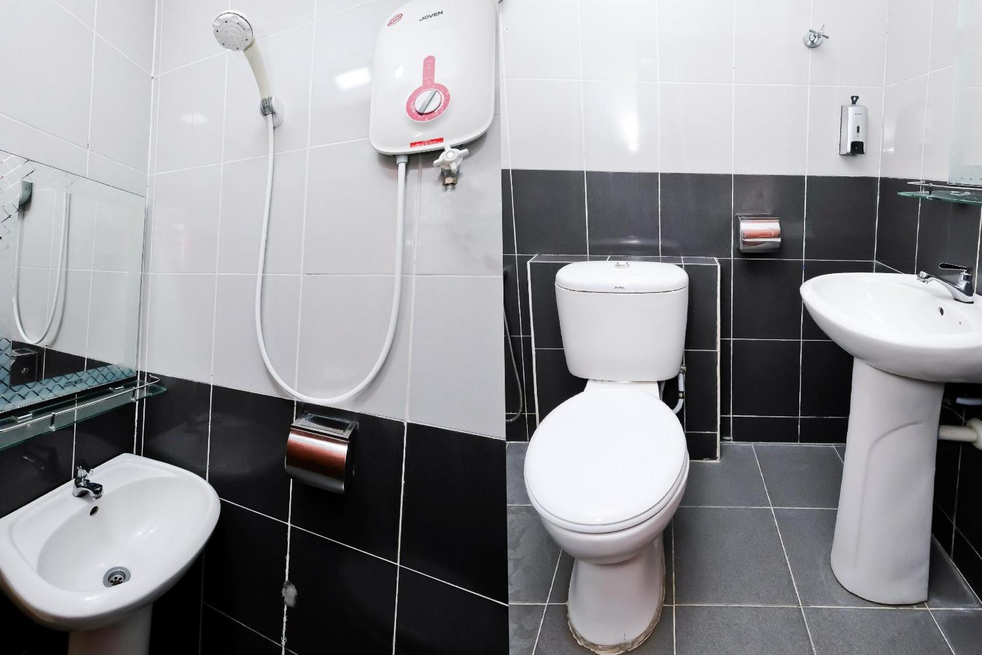 Oyo 714 Arina Hotel Банги Екстериор снимка