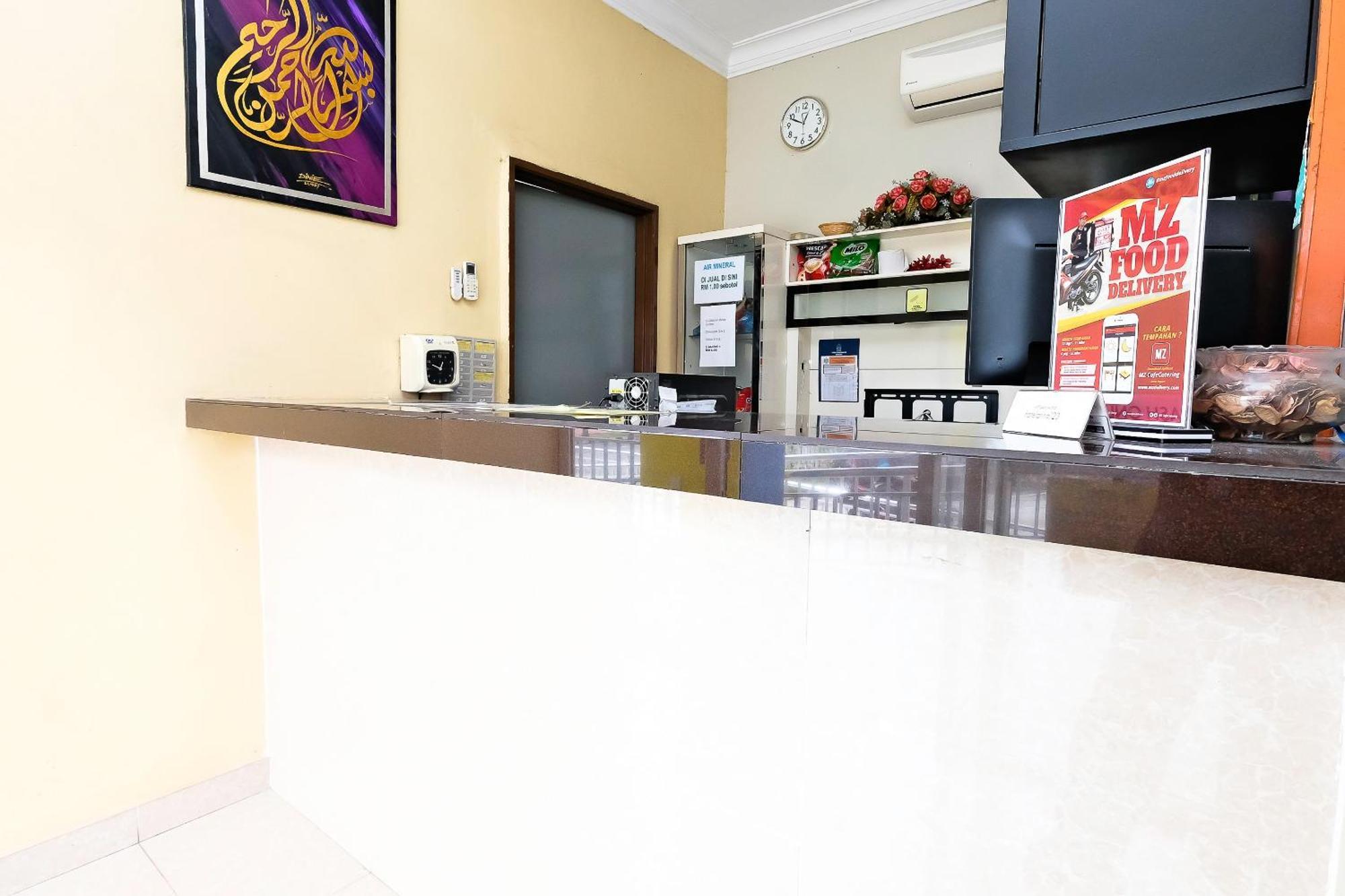 Oyo 714 Arina Hotel Банги Екстериор снимка