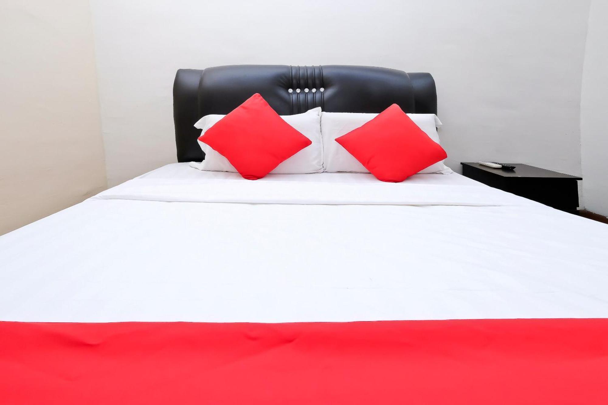 Oyo 714 Arina Hotel Банги Екстериор снимка