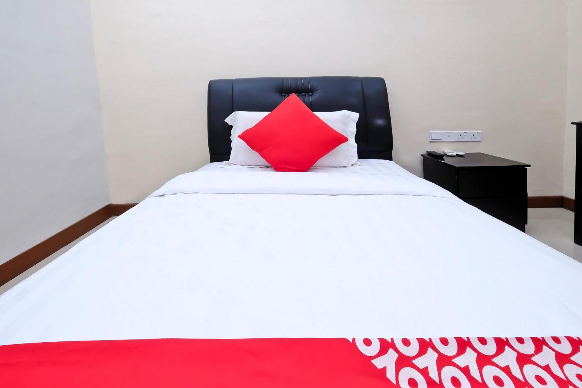 Oyo 714 Arina Hotel Банги Екстериор снимка