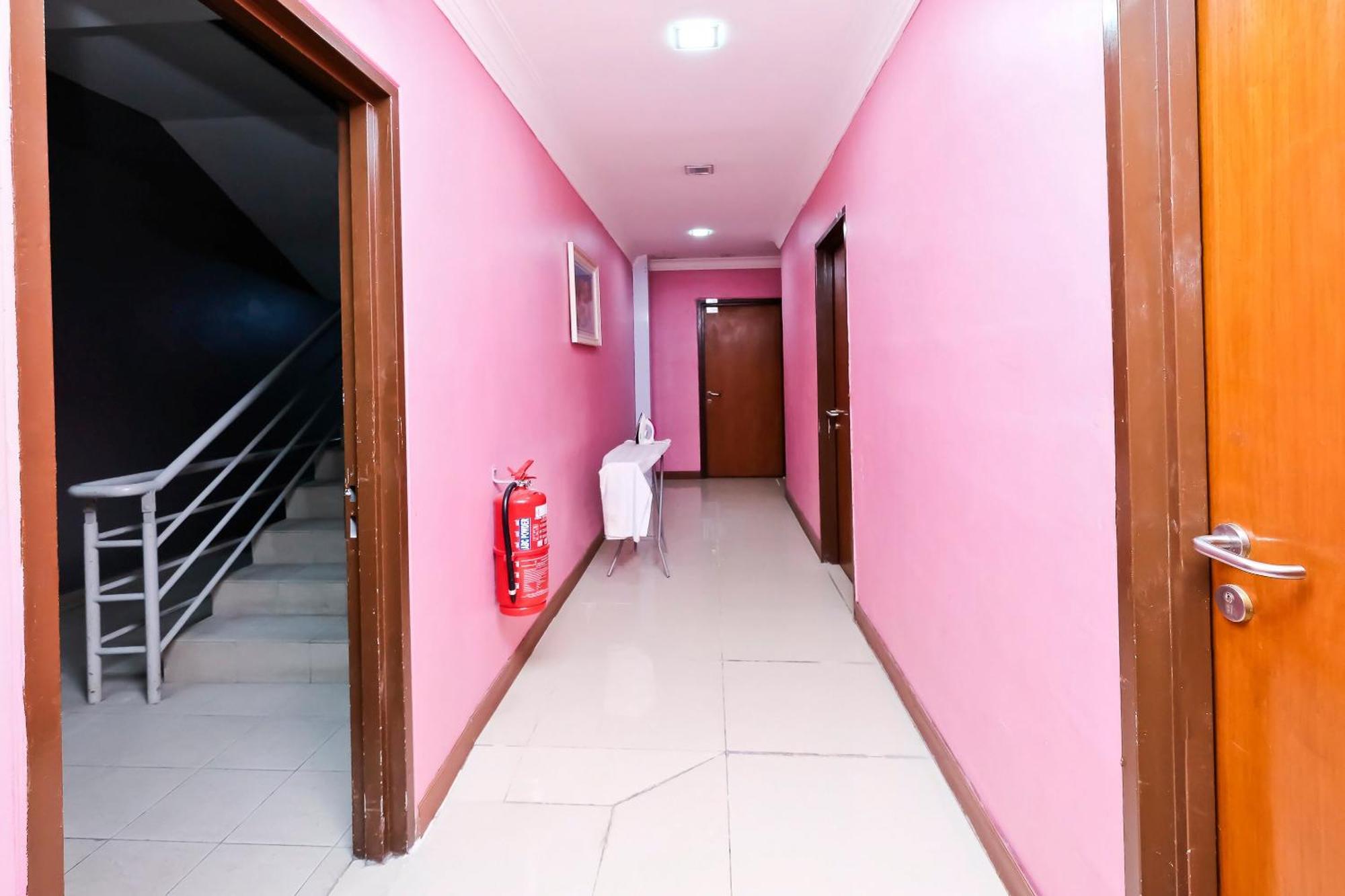 Oyo 714 Arina Hotel Банги Екстериор снимка